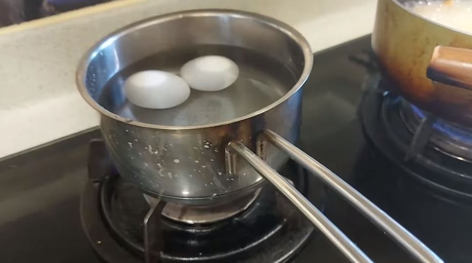 Cepat dan antigagal, ini trik mudah merebus telur setengah matang yang sempurna