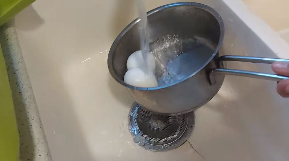 Cepat dan antigagal, ini trik mudah merebus telur setengah matang yang sempurna