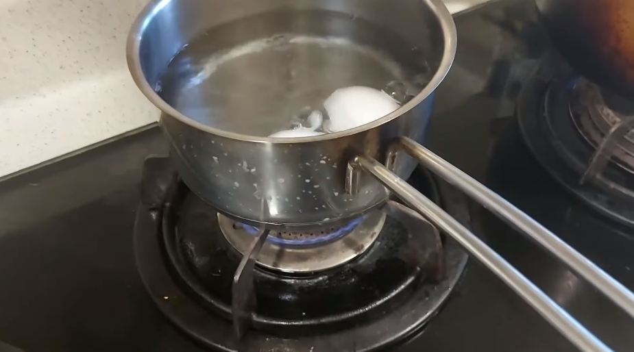Cepat dan antigagal, ini trik mudah merebus telur setengah matang yang sempurna