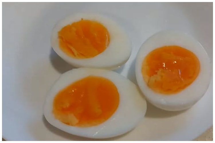 Cepat dan antigagal, ini trik mudah merebus telur setengah matang yang sempurna