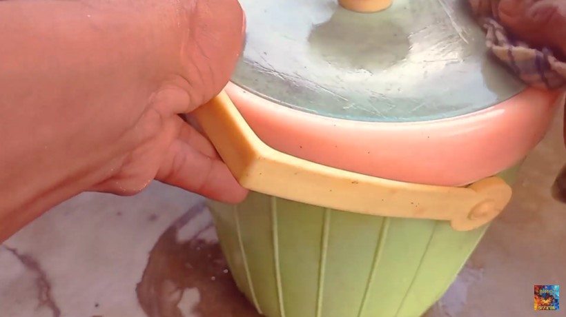 Cara sederhana bersihkan bagian luar termos nasi dari noda kerak, jadi kinclong lagi pakai 2 bahan