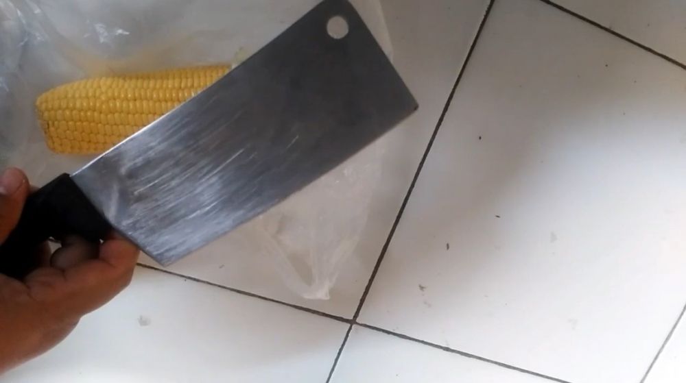 Trik memotong bonggol jagung ini lebih aman dan hemat tenaga