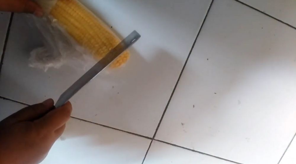 Trik memotong bonggol jagung ini lebih aman dan hemat tenaga