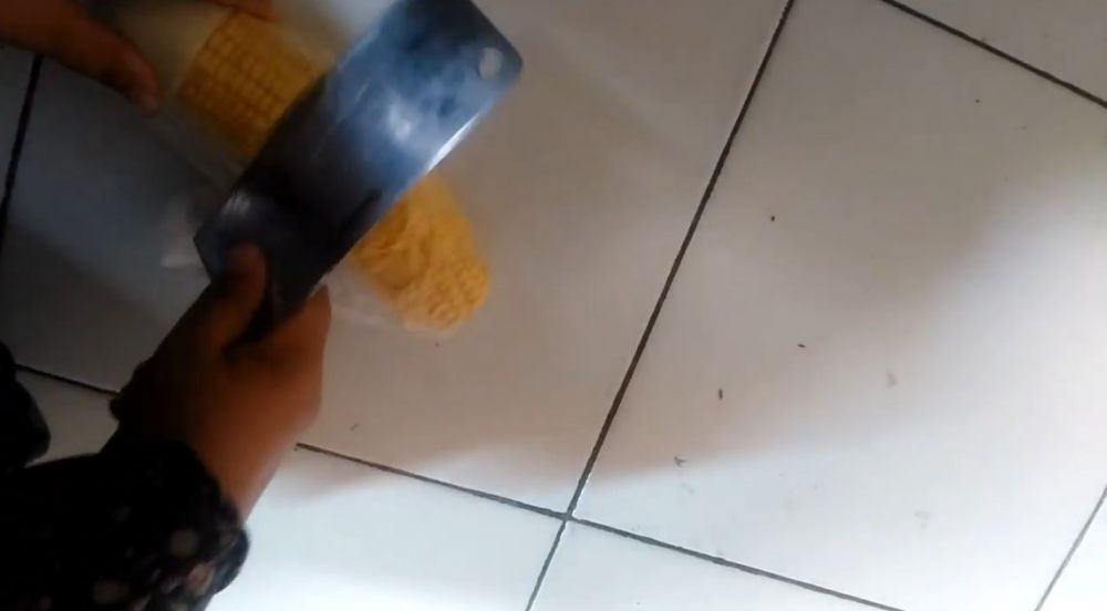 Trik memotong bonggol jagung ini lebih aman dan hemat tenaga