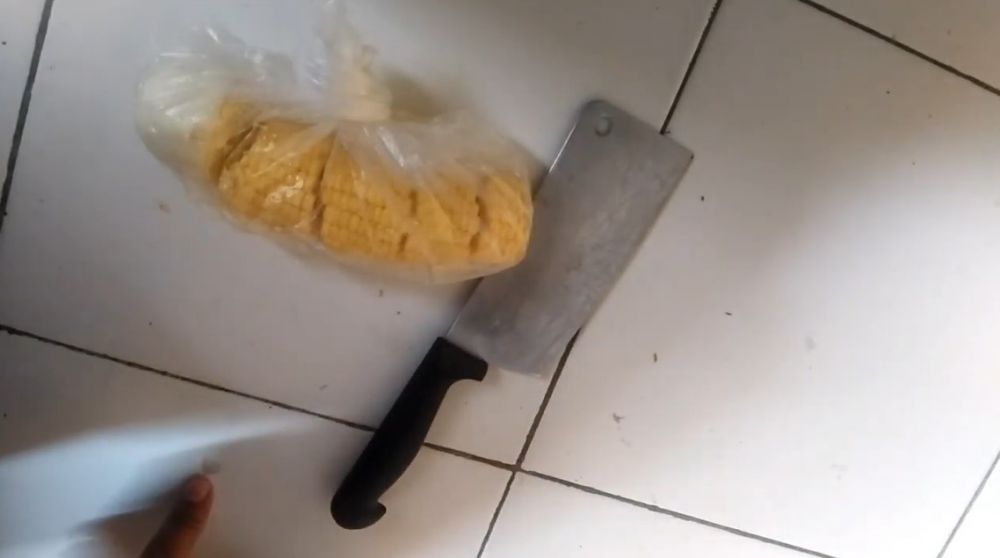 Trik memotong bonggol jagung ini lebih aman dan hemat tenaga