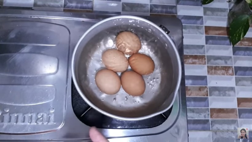 Cara merebus telur agar mudah dikupas dan kuningnya tetap cerah, sederhana tanpa ditambah minyak