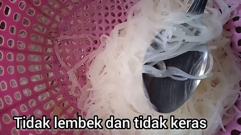 Trik cepat merendam bihun, tekstur kenyalnya pas dan merata dalam hitungan menit