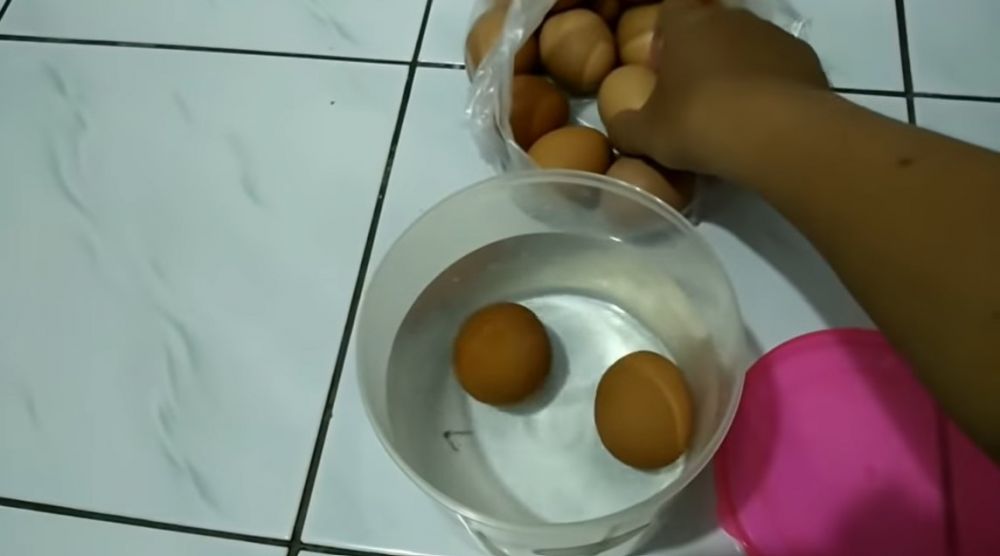 Cuma butuh dua jam, begini 7 cara simpel membuat telur asin dari telur ayam