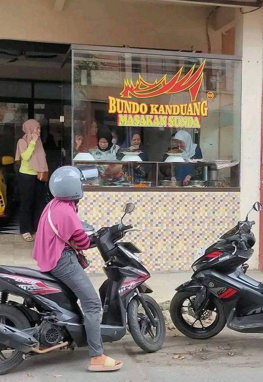 nama nyeleneh rumah makan padang © Berbagai sumber