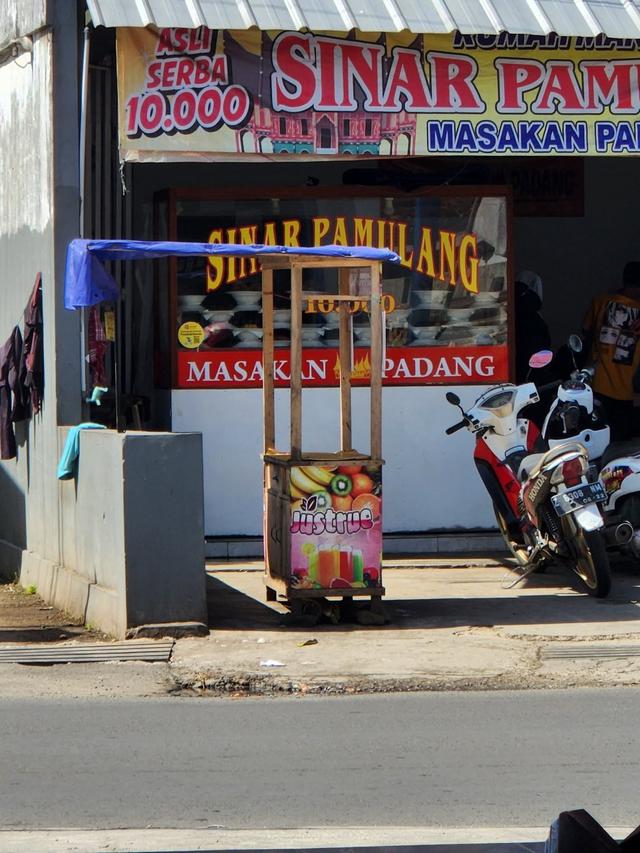 nama nyeleneh rumah makan padang © Berbagai sumber