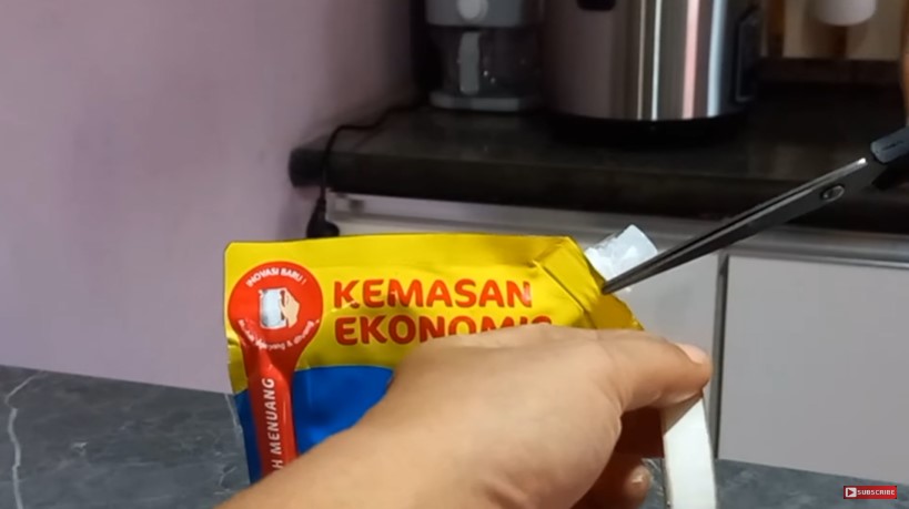 Cuma pakai 1 alat, ini trik simpel mencegah semut datang ke perabot dapur
