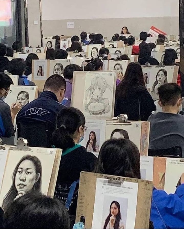 potret absurd ada yang janggal © berbagai sumber