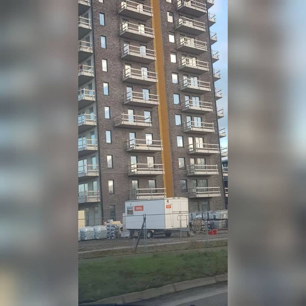 potret absurd ada yang janggal © berbagai sumber