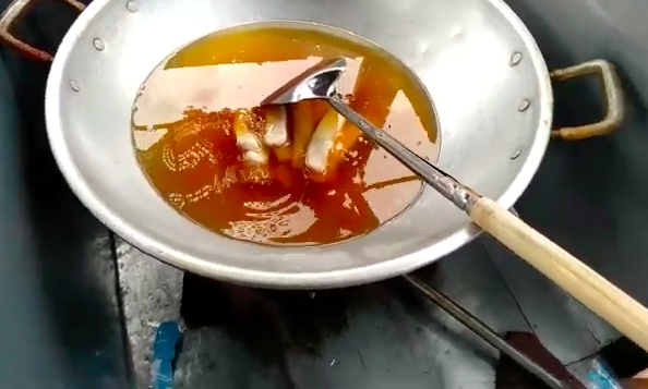 Tanpa dibalur tepung, begini cara jitu goreng otak-otak agar mengembang sempurna dan tidak meletup