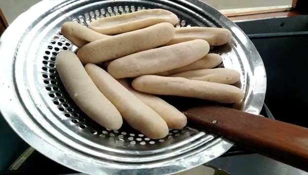 Tanpa dibalur tepung, begini cara jitu goreng otak-otak agar mengembang sempurna dan tidak meletup