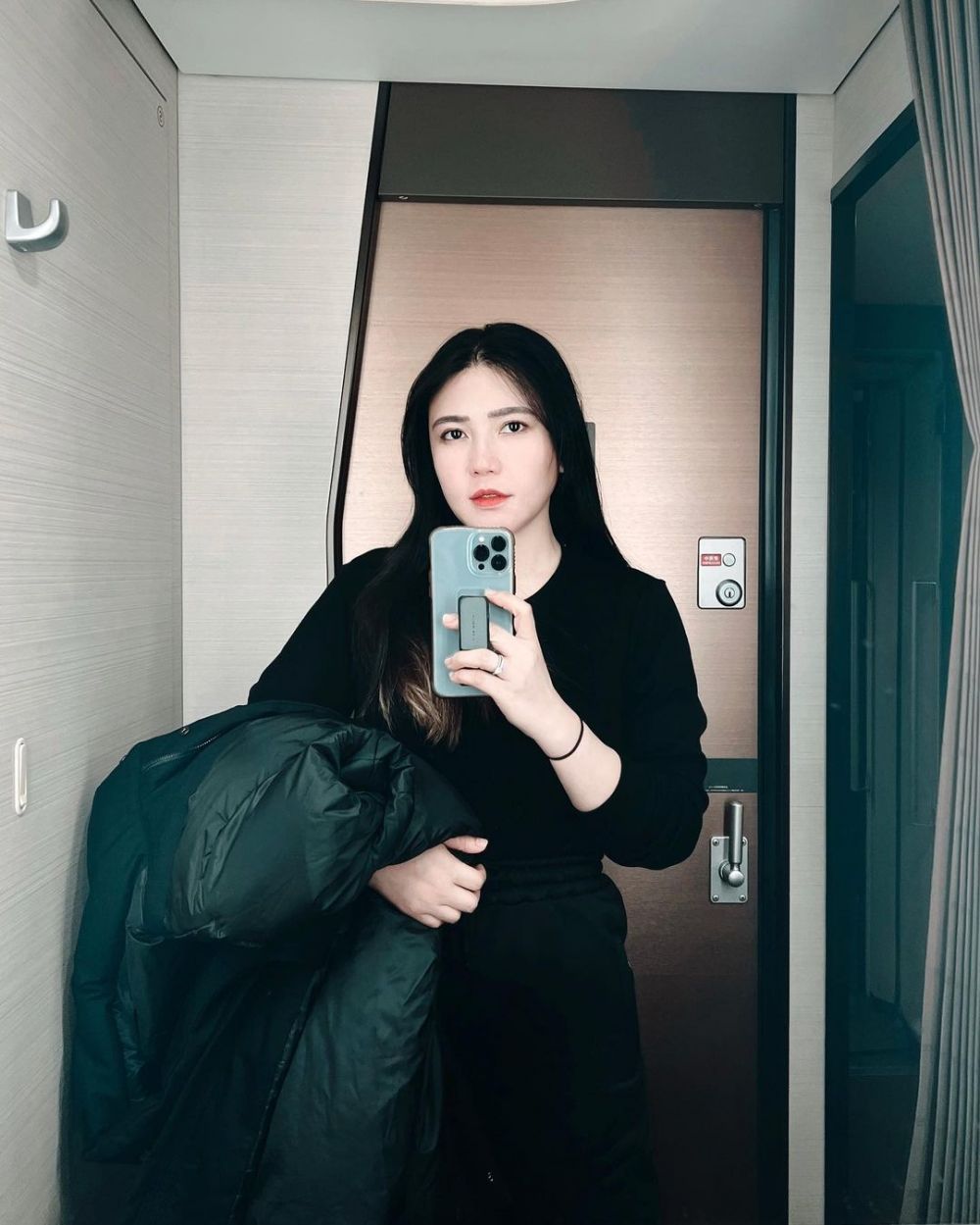 cerita buruk via vallen soal art © instagram