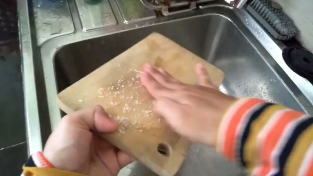 Jangan cuma pakai sabun, begini trik basmi jamur di talenan kayu secara efektif