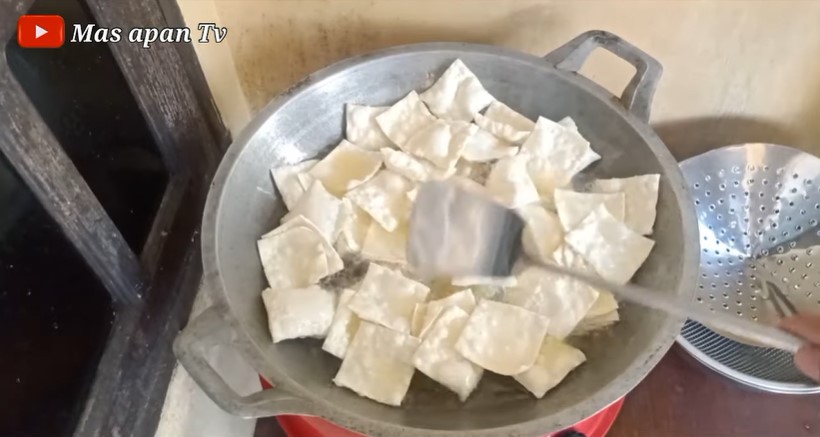 Trik menggoreng keripik pangsit agar tidak bantat dan anti menyerap banyak minyak