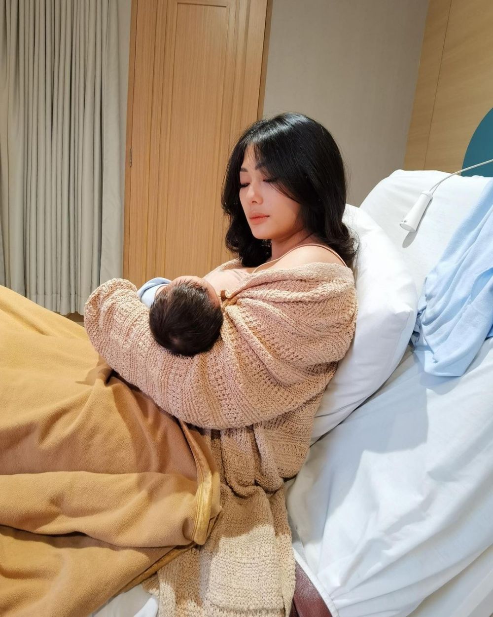 Perjuangan 8 seleb lahirkan bayi berbobot 3,5 kg lebih, Jennifer Bachdim tanpa ditemani suami