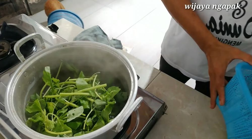 Trik merebus bayam untuk lalapan ini bikin teksturnya tak lembek dan tetap hijau