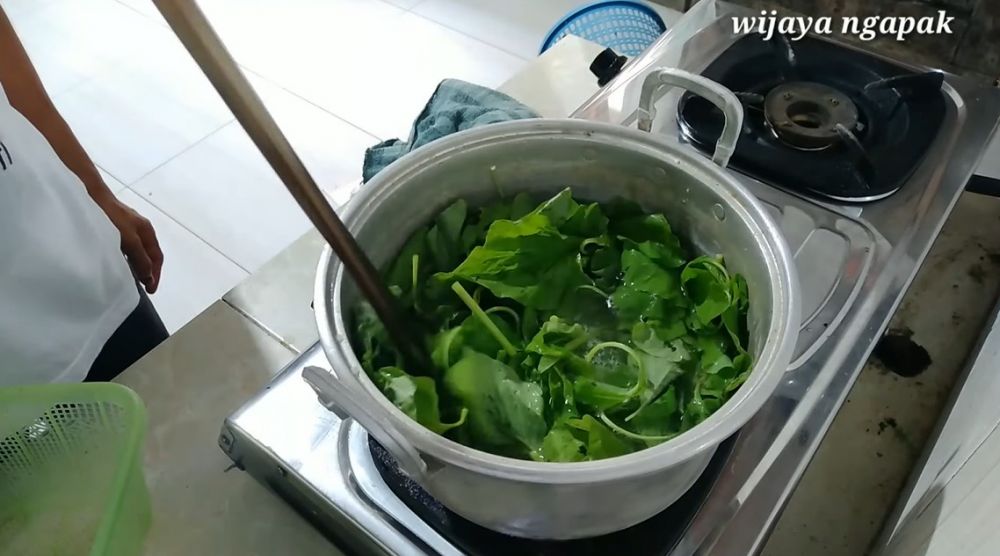 Trik merebus bayam untuk lalapan ini bikin teksturnya tak lembek dan tetap hijau