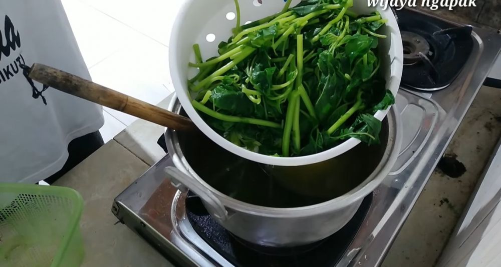 Trik merebus bayam untuk lalapan ini bikin teksturnya tak lembek dan tetap hijau