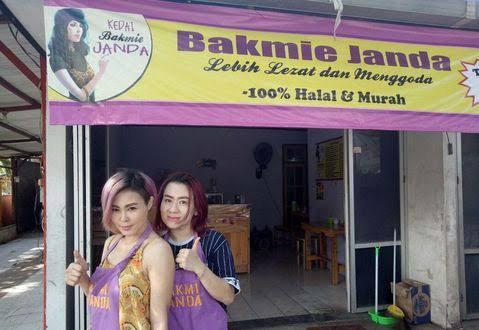 spanduk akal-akalan penjual © Twitter spanduk akal-akalan penjual © Twitter