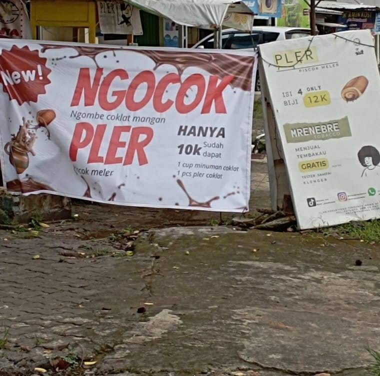 spanduk akal-akalan penjual © Twitter spanduk akal-akalan penjual © Twitter