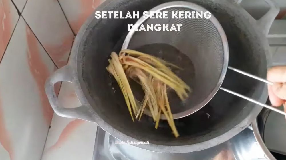 Trik mengatasi minyak goreng yang bau tengik, ampuh pakai bahan dapur