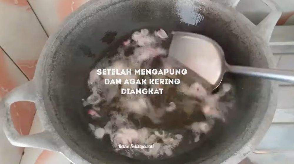 Trik mengatasi minyak goreng yang bau tengik, ampuh pakai bahan dapur