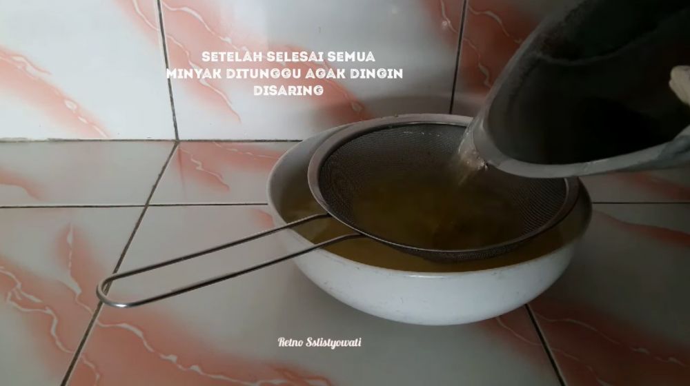 Trik mengatasi minyak goreng yang bau tengik, ampuh pakai bahan dapur