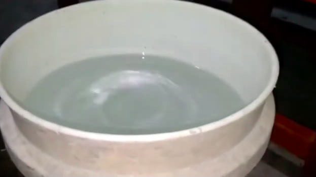 Cuma pakai satu bahan, ini cara mudah membersihkan kerak teh pada gelas kaca