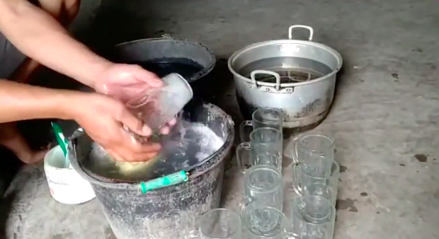 Cuma pakai satu bahan, ini cara mudah membersihkan kerak teh pada gelas kaca