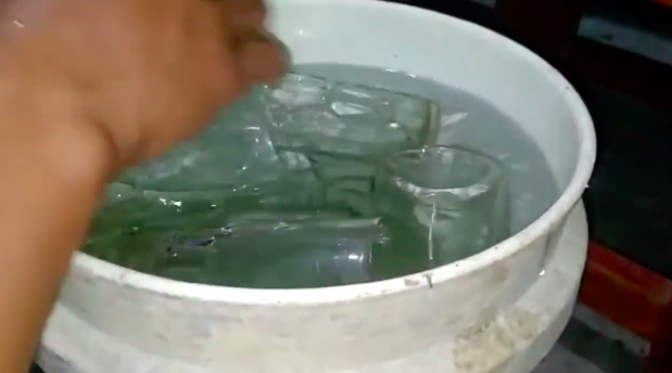 Cuma pakai satu bahan, ini cara mudah membersihkan kerak teh pada gelas kaca