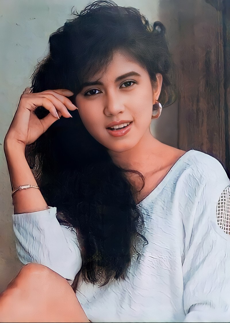 Sally Marcellina jualan baju bekas © berbagai sumber