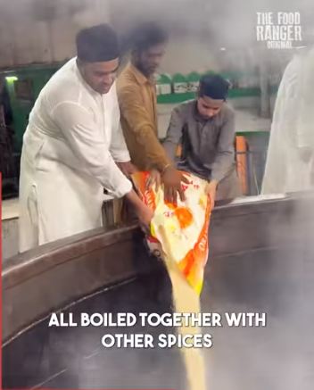 Masakan India ini raksasa, tangga sampai masuk panci