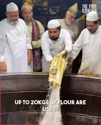 Masakan India ini raksasa, tangga sampai masuk panci