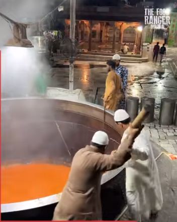 Masakan India ini raksasa, tangga sampai masuk panci