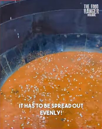 Masakan India ini raksasa, tangga sampai masuk panci