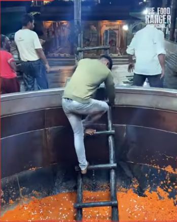 Masakan India ini raksasa, tangga sampai masuk panci