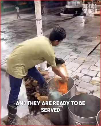 Masakan India ini raksasa, tangga sampai masuk panci