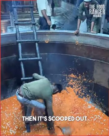 Masakan India ini raksasa, tangga sampai masuk panci