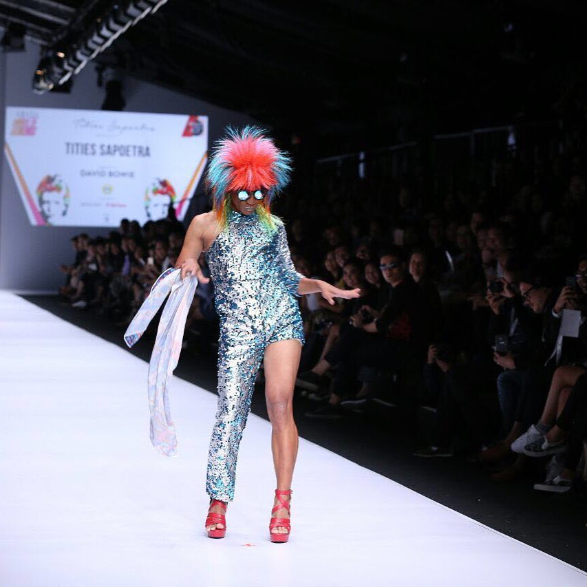 Aming pakai peci © Instagram