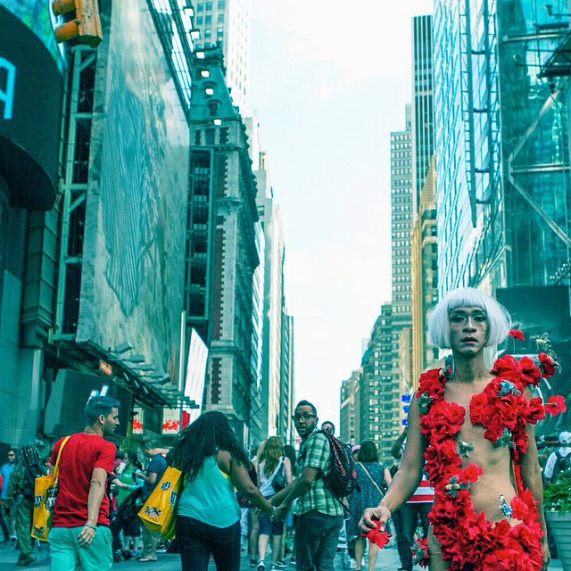 Aming pakai peci © Instagram