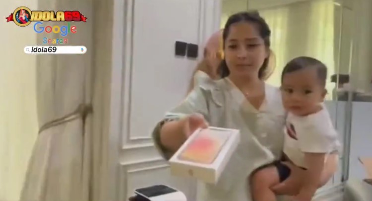 Nagita Slavina bagi-bagi iPhone © berbagai sumber