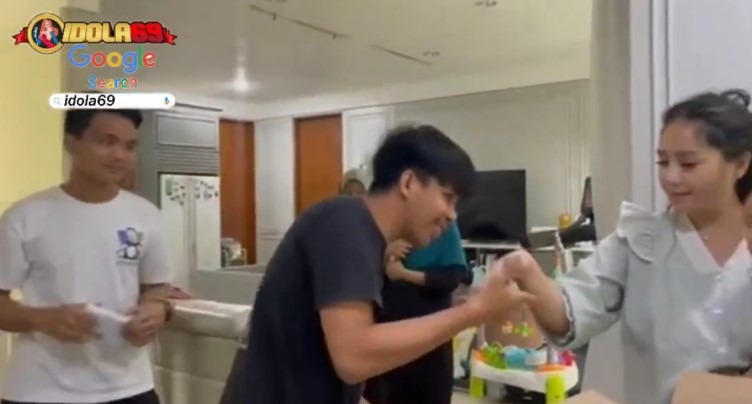 Nagita Slavina bagi-bagi iPhone © berbagai sumber