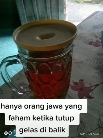 Aksi pria tunjukkan fungsi lain tutup gelas ini bikin tercengang sekaligus senyum lebar