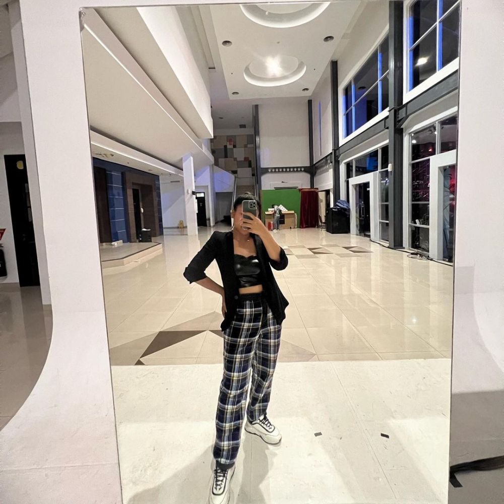 gaya modis Evi Masamba di keseharian © Instagram