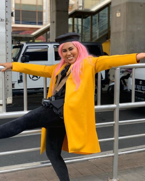 gaya modis Evi Masamba di keseharian © Instagram