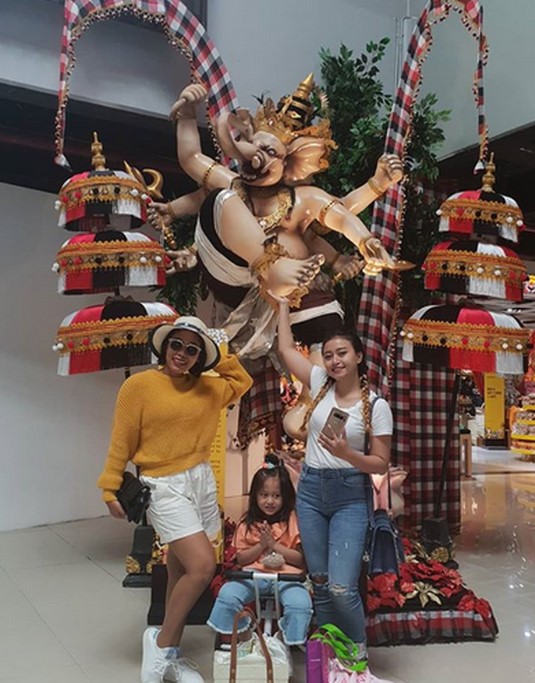 gaya modis Evi Masamba di keseharian © Instagram